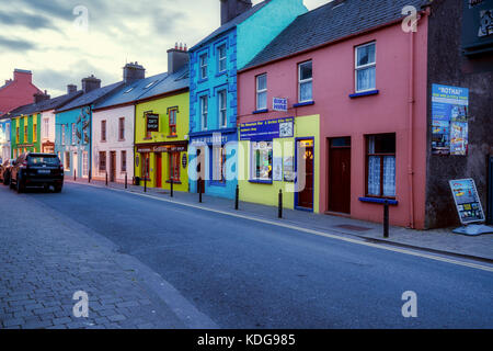 Bunte Store Fronten in Kenmare, County Kerry, Irland Stockfoto