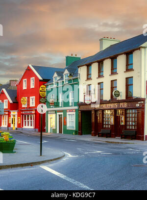 Bunte Store Fronten in Kenmare, County Kerry, Irland Stockfoto