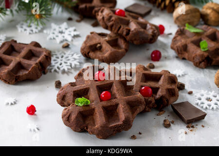 Hausgemachte belgische Schokolade Waffeln mit frischen Beeren und Minze auf grauem Stein oder Schiefer Hintergrund Weihnachten Hintergrund. Stockfoto