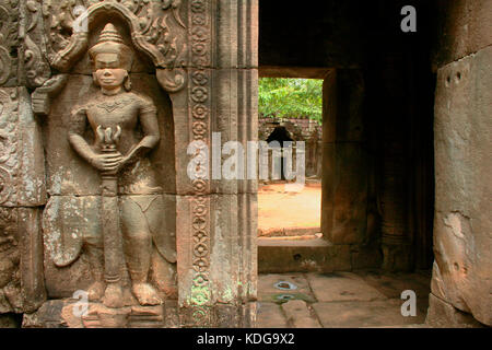 Eingang zum inneren Heiligtum von Ta Som Tempel im alten Angkor in Kambodscha bewacht von bewaffneten dvarapala, einem Tempel bewachen. Stockfoto