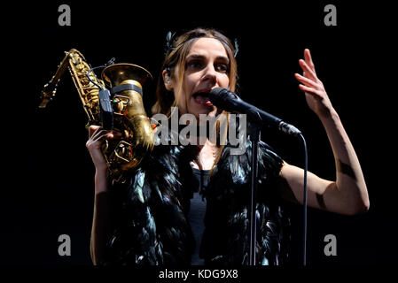 BARCELONA - 23 AUG 23: PJ Harvey (Band) durchführen, Konzert im Poble Espanyol Am 23. August 2017 in Barcelona, Spanien. Stockfoto