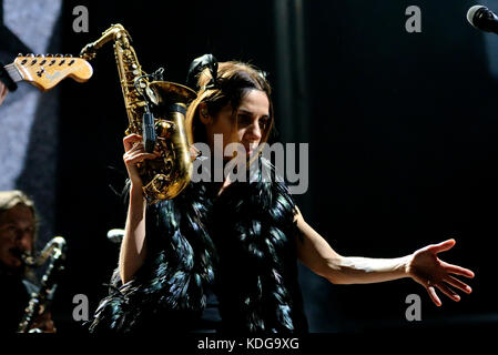 BARCELONA - 23 AUG 23: PJ Harvey (Band) durchführen, Konzert im Poble Espanyol Am 23. August 2017 in Barcelona, Spanien. Stockfoto