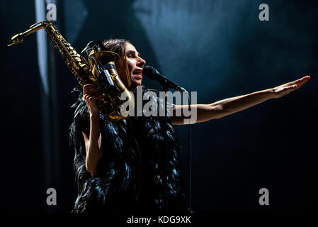 Barcelona - 23 Aug 23: PJ Harvey (Band) in Konzert im Poble Espanyol Am 23. August 2017 in Barcelona, Spanien. Stockfoto