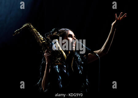 BARCELONA - 23 AUG 23: PJ Harvey (Band) durchführen, Konzert im Poble Espanyol Am 23. August 2017 in Barcelona, Spanien. Stockfoto