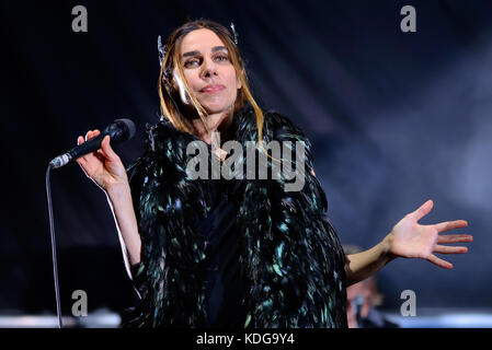 Barcelona - 23 Aug 23: PJ Harvey (Band) in Konzert im Poble Espanyol Am 23. August 2017 in Barcelona, Spanien. Stockfoto