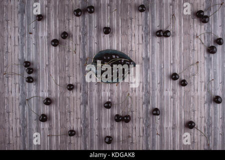 Frisch Kirschen auf einem hölzernen Tisch abgeholt. top Aussicht, flacher Stil legen. Stockfoto