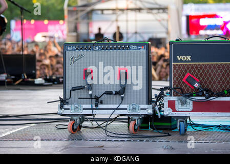 MADRID - SEP 9: Fender und Vox Gitarren Verstärker auf der Bühne Dcode Music Festival am 9. September 2017 in Madrid, Spanien. Stockfoto