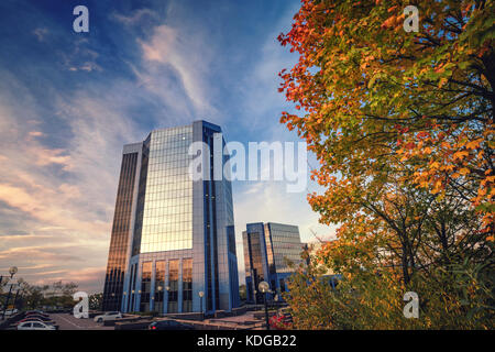 Telford Plaza Büros im Herbst Stockfoto