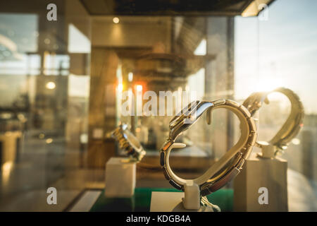 Sun Ray auf Luxus Uhren im Shop Ausstellung angezeigt Stockfoto