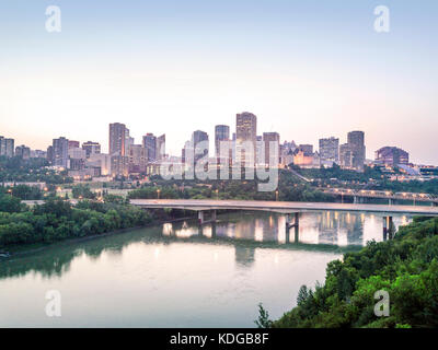 Skyline von Edmonton Downtown mit Saskatchewan River, Alberta, Kanada Stockfoto