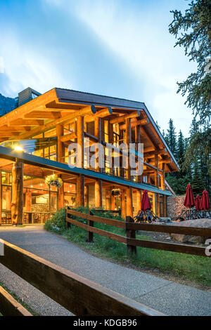 Beleuchtete luxuriöses Haus in den Bergen anmelden Stockfoto
