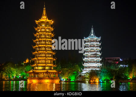 Sonne und Mond Pagoden auf Shan See, Guilin, Guangxi, China Stockfoto