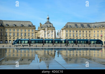 Es gibt einen Pool und das moderne Kabel eine Straßenbahn in der bekannteste Platz Place de la Bourse in der französischen Stadt Bordeaux. Stockfoto