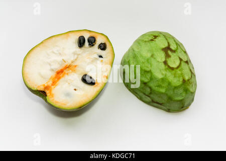 Ein halbiert Custard Apple Obst (sweetsop) auf weißem Hintergrund Stockfoto