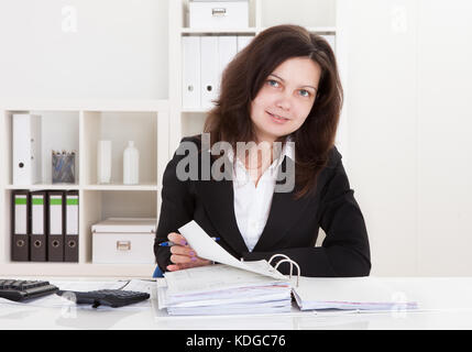 Portrait von Happy Geschäftsfrau arbeiten im Büro Stockfoto