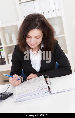 Foto von Buchhalter Frau arbeiten im Büro Stockfoto