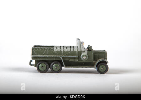 Vintage Spielzeug Druckguss Army truck von Dinky Toys aus England in den 30er Jahren. isoliert und auf weißen Schoß Stockfoto