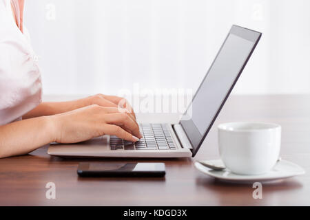 In der Nähe von Frau Arbeiten am Computer im Büro Stockfoto