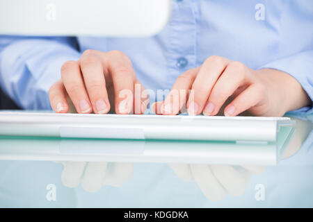 In der Nähe der weiblichen Hand Tippen auf der Tastatur Stockfoto