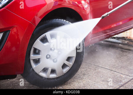 Nahaufnahme von Spritzwasser auf schwarzen Reifen Schlauch Stockfoto