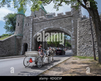 Pferdekutsche durch die Saint Louis Tor, Vieux Quebec, Altstadt, Quebec City, Kanada. Stockfoto