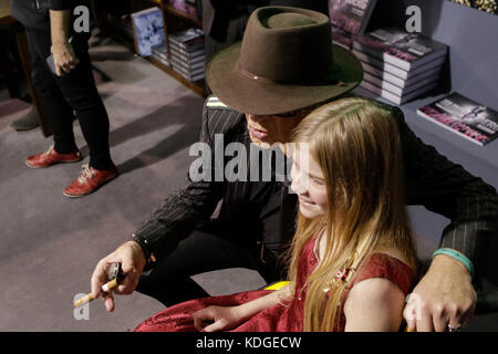 Frankfurt am Main, Deutschland. 13 Okt, 2017. Udo Lindenberg deutsche Veteran Rock Musiker Udo Lindenberg Leben auf der Frankfurter Buchmesse durchgeführt. Die Performance war Teil der Präsentation der neuen Foto Buch von deutschen Fotografin tine acke tärker als Zeit-sterben stadiontour" sterben (stärker als die Zeit - die Stadion Tour) über Udo Lindenberg neueste Tour. Unterstützt wurde er auf der Bühne von Mitgliedern seiner panikorchester. Credit: Michael debets/Pacific Press/alamy leben Nachrichten Stockfoto