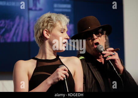 Udo Lindenberg führt mit Ina bredehorn live auf der Frankfurter Buchmesse deutsche Veteran Rock Musiker Udo Lindenberg durchgeführt Leben auf der Frankfurter Buchmesse. Die Performance war Teil der Präsentation der neuen Foto Buch von deutschen Fotografin tine acke tärker als die Zeit - sterben stadiontour" (stärker als die Zeit - die Stadion Tour) über Udo Lindenberg neueste Tour. Unterstützt wurde er auf der Bühne von Mitgliedern seiner panikorchester. Stockfoto