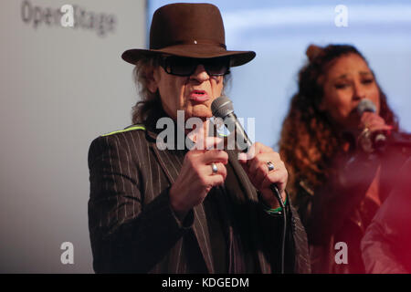 Udo Lindenberg führt auf der Frankfurter Buchmesse leben. deutsche Veteran Rock Musiker Udo Lindenberg Leben auf der Frankfurter Buchmesse durchgeführt. Die Performance war Teil der Präsentation der neuen Foto Buch von deutschen Fotografin tine acke tärker als Zeit-sterben stadiontour" sterben (stärker als die Zeit - die Stadion Tour) über Udo Lindenberg neueste Tour. Er war auf der Bühne von Mitgliedern seiner panikorchester unterstützt. Stockfoto