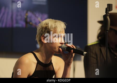 Ina bredehorn führt auf der Frankfurter Buchmesse leben. deutsche Veteran Rock Musiker Udo Lindenberg Leben auf der Frankfurter Buchmesse durchgeführt. Die Performance war Teil der Präsentation der neuen Foto Buch von deutschen Fotografin tine acke tšrker als Zeit-sterben stadiontourõ (stärker als die Zeit - die Stadion Tour) über Udo lindenbergõs neueste Tour sterben. Er war auf der Bühne von Mitgliedern seiner panikorchester unterstützt. Stockfoto