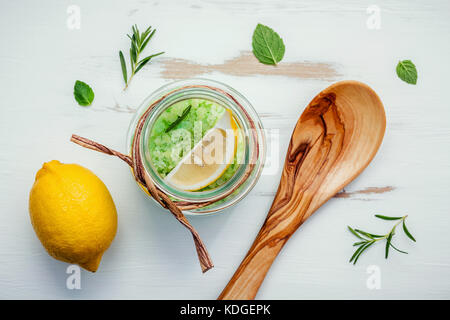 Aromatische Meersalz mit aromatischen Kräutern. Frische Pfefferminze, Salbei und Rosmarin. Nature Spa Zutaten und Körperpeeling. Pflanzliche Heilmittel. Flach auf Weiß Stockfoto