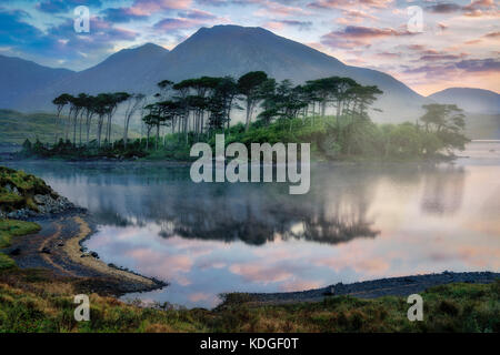 Sonnenaufgang am derryclare Loch/See mit einigen der 12 ben Berge. County Galway, Connemara, Irland Stockfoto