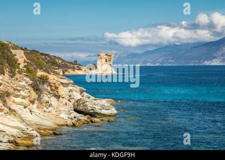 Ruinen der genuesische Turm bei mortella mit einem türkisblauen Mittelmeer und felsigen Küste der Wüste des in der Nähe von St Florent in Korsika agriates Stockfoto