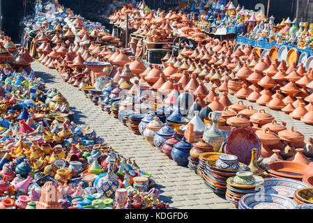 Traditionelle Keramik tagins zum Verkauf in Stadt Markt in Meknes. Marokko Stockfoto