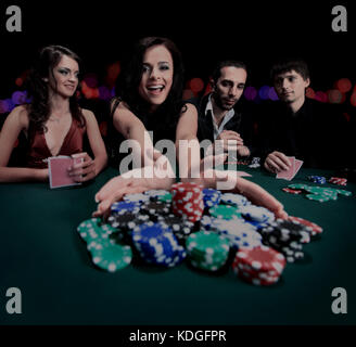 junge schöne Frau im Casino spielen Stockfoto