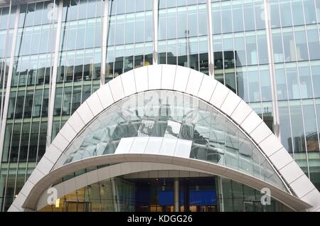 Modernes Gebäude mit gebogenen Eingang Stockfoto