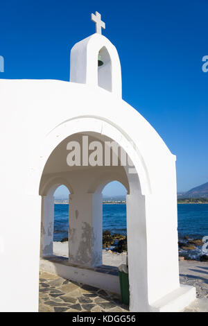 Kleine weiße Kirche im Meer in der Nähe von Georgioupolis Stadt auf der Insel Kreta, Griechenland Stockfoto