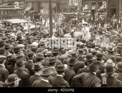 Kate Richards O'Hare Adressierung eine Menschenmenge vor dem St. Louis Court House auf der nationalen Frauen Wahlrecht Tag, 2. Mai 1914 Stockfoto