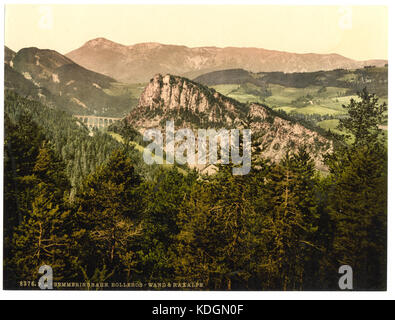 Die Semmeringbahn mit der Bolleros-Straße und der Rax-Alp in der Steiermark, Österreich-Ungarn, ist eine historische Eisenbahnstrecke, die für ihre Ingenieurleistungen im gebirgigen Gelände bekannt ist. Es ist ein UNESCO-Weltkulturerbe. Stockfoto