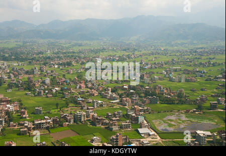 Blick aus dem Flugzeug am Stadtrand von Kathmandu Stockfoto