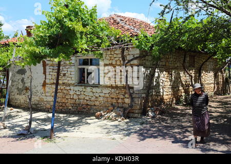 Lokale Dorfbewohner Frau und traditionelle Architektur von Lin Village bei Lin Halbinsel am Ohrid-see in Albanien Stockfoto