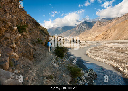 Trekking im Himalaya. zwei Reisende gehen entlang des Flusses Kali Gandaki Stockfoto