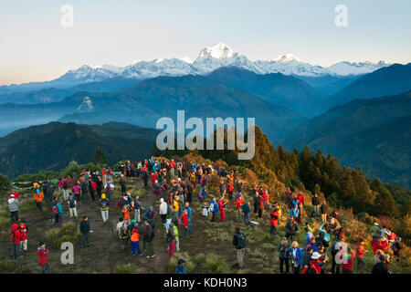 Poon Hill, Nepal - Oktober 05, 2012 - Touristen den Sonnenaufgang an der Oberseite des Poon Hill treffen im Himalaya Stockfoto