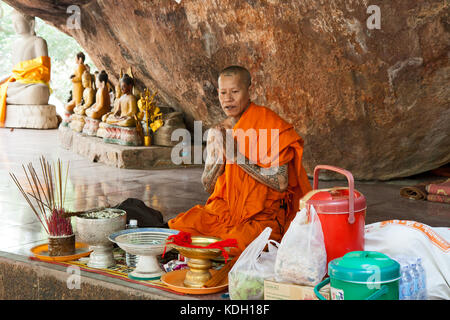 Phnom Kulen, Kambodscha - Februar 20, 2013 buddhistischer Mönch betet im Kloster von Phnom Kulen Stockfoto