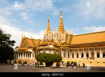 Phnom Penh, Kambodscha - 21. Februar 2013 - Der Thronsaal der Königspalast in Phnom Penh. Touristen, der Königspalast in Phnom Penh. Stockfoto