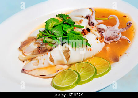 Thai Rezept: Tintenfisch in Kalk-Sauce - selektive Fokus Stockfoto