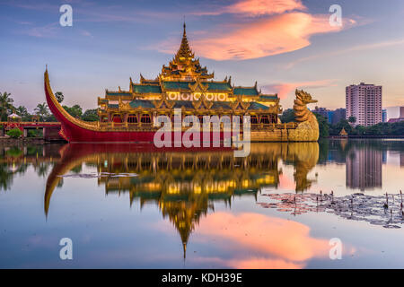 Yangon, Myanmar an Karaweik-halle folgen in Kandawgyi Palace Royal Lake. Stockfoto
