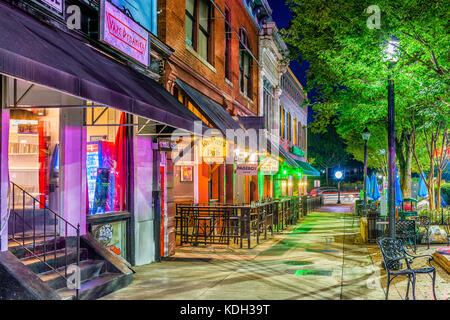 ATHEN, GEORGIA - 13. AUGUST 2017: Geschäfte und Bars entlang der College Avenue in der Innenstadt von Athen bei Nacht. Stockfoto