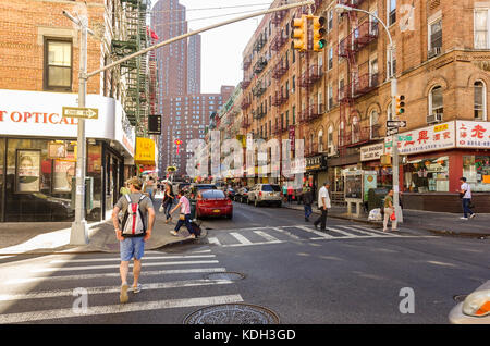 Chinatown New York, Bayard Street, street view, Konfuzius Plaza im Hintergrund, New York City, Manhattan, USA, Stockfoto