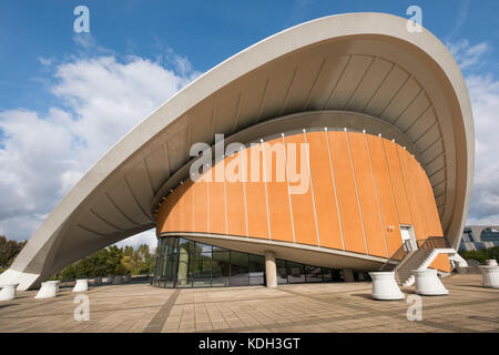 Berlin, Deutschland - Oktober 2017: Das Haus der Kulturen der Welt" (Haus der Kulturen der Welt) in Berlin, Deutschland. Es ist ein Zentrum der internationalen con Stockfoto