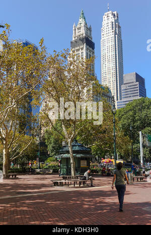 Woolworth Building links hinter dem Rathaus Park, Four Seasons Hotel (r), New York, Manhattan, USA. Stockfoto